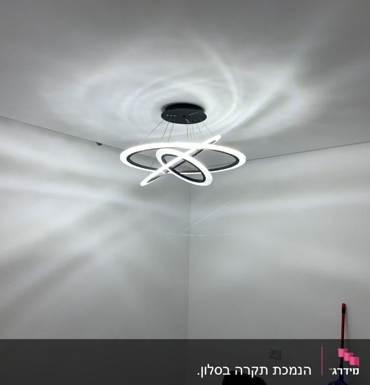 מנורת תקרה מעוצבת על רקע קיר גבס לבן